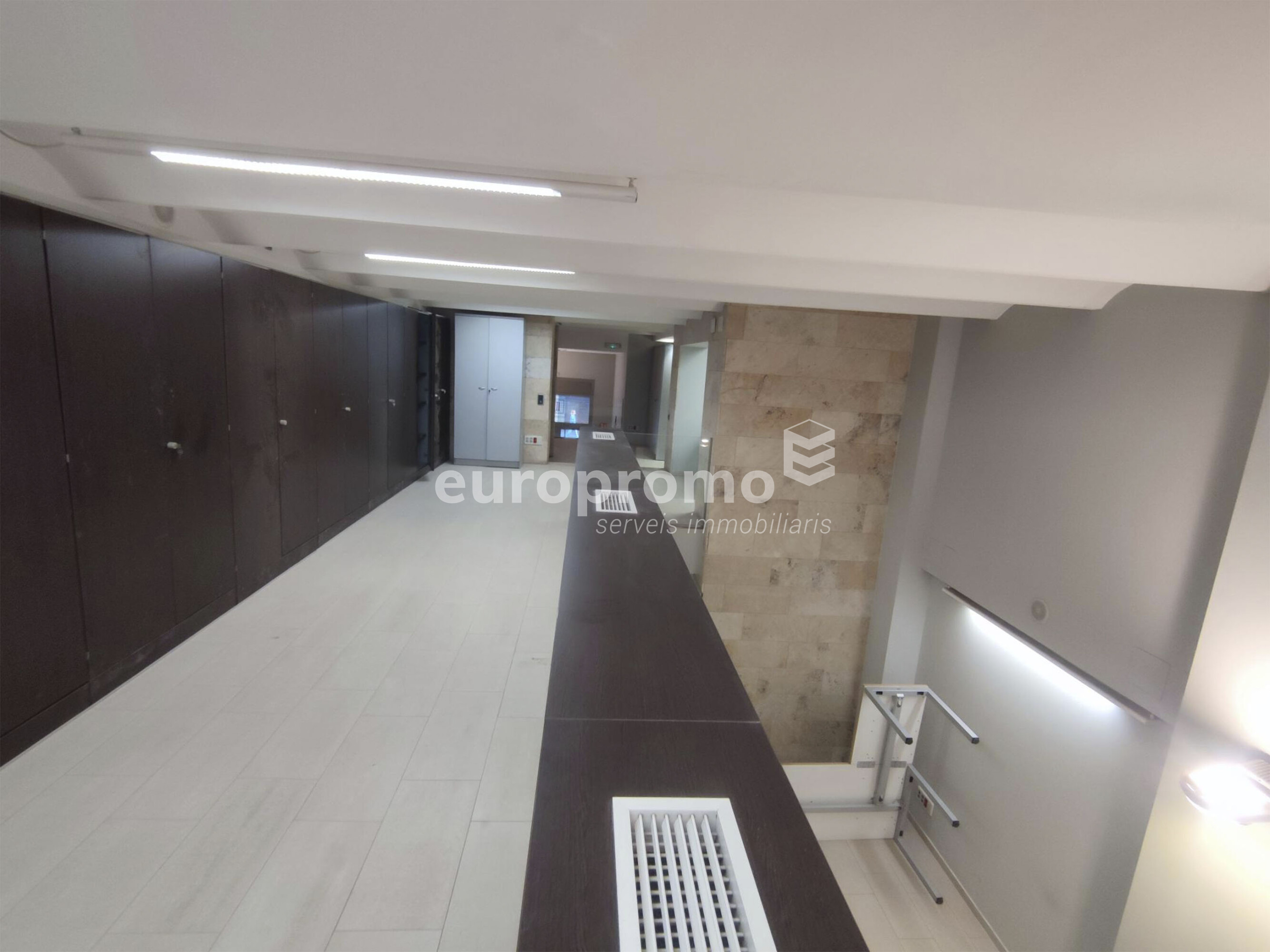 Local  de 400 m2 situado en el centro de Girona!